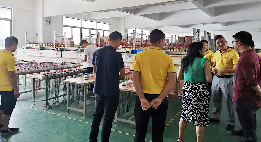 郭總帶領(lǐng)客戶參觀圣元環(huán)形變壓器檢測(cè)室